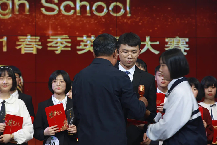 领导为优秀学生颁发证书