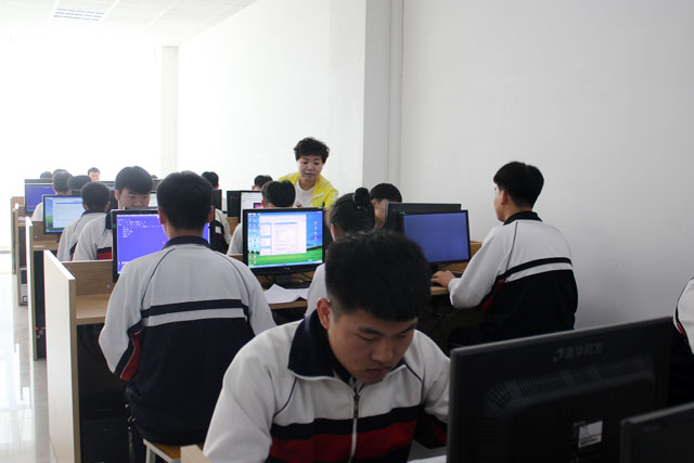 教师指导学生计算机实训